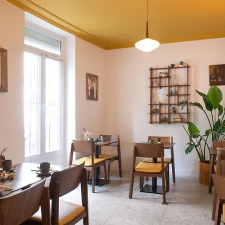 Hotel De La Porte Dorée 3*