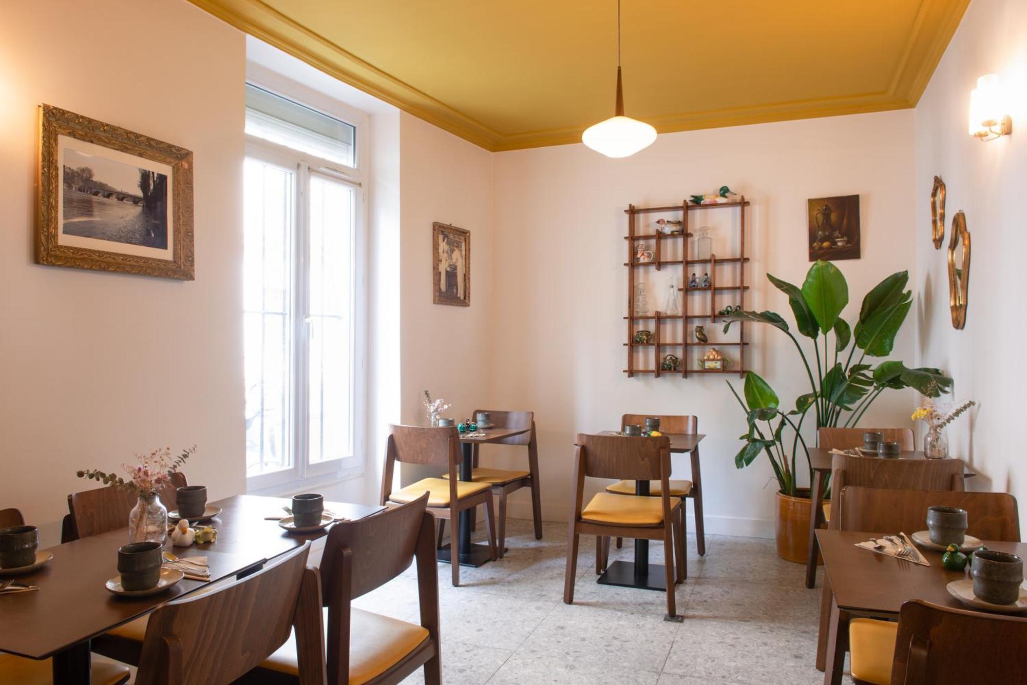 Hotel De La Porte Doree 3*