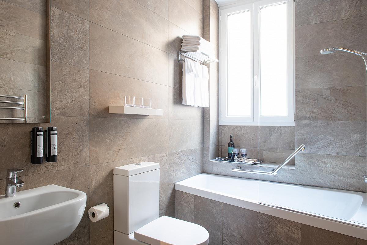 Hotel De La Porte Doree 3*