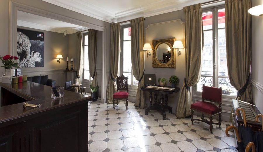 Hotel De La Porte Doree 3*